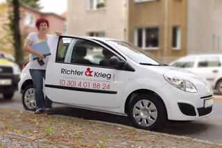 Pflegerin lehnend an Richter & Krieg Auto